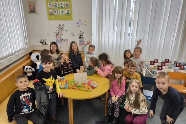 Otroci iz Vrtca Jožefe Maslo na bibliopedagoški urici ob Kettejevem letu