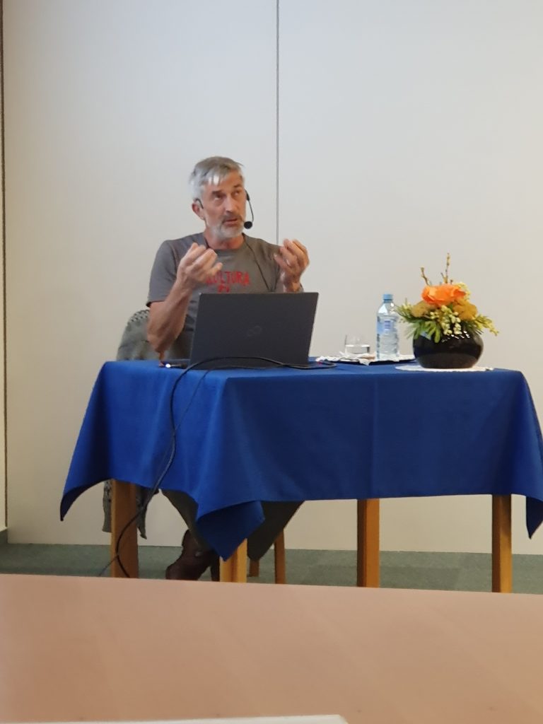 Literarni večer "Kuharski recepti za vremenske ujem" v Knjižnici Makse Samsa, gost Andrej Velkavrh